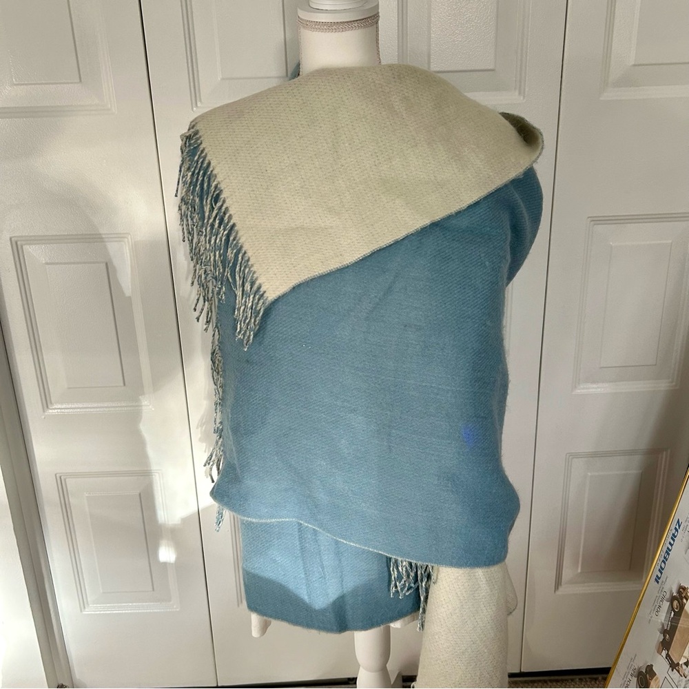 EUC Blue and Cream Reversible Fleece/Acrylic Scarf Wrap 30”x 78” Super Soft/Warm